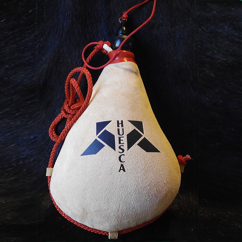 bota de vino de piel personalizada con las pajaritas de huesca